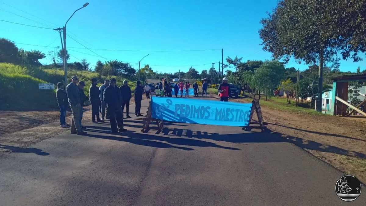 Pozo Azul: alumnos sin maestro y vecinos obligados a cortar la ruta para exigir un derecho básico