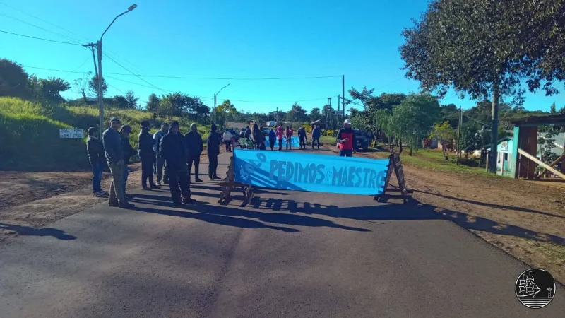Pozo Azul: alumnos sin maestro y vecinos obligados a cortar la ruta para exigir un derecho básico